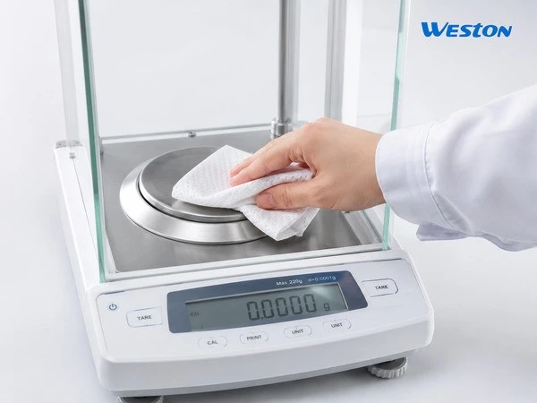 Weston's Heavy Weight Polyester Absorbent Cleanroom Wipes in use