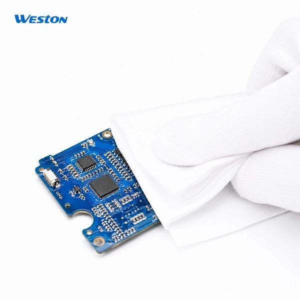 Polyester Cleanroom Wiper in use